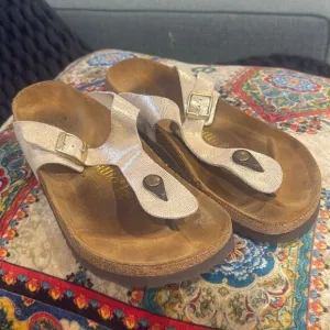 BIRKENSTOCK Papillio Gizeh light gold metalic sandal size 9