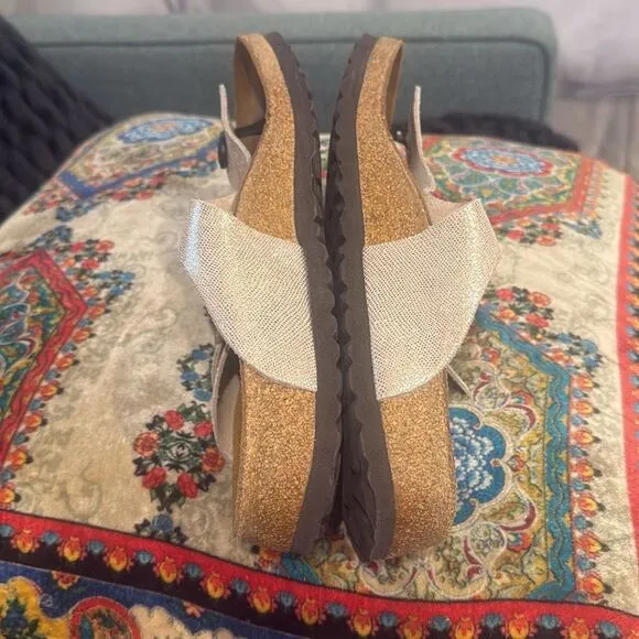 BIRKENSTOCK Papillio Gizeh light gold metalic sandal size 9
