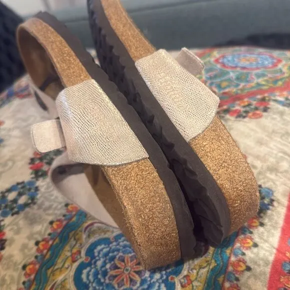 BIRKENSTOCK Papillio Gizeh light gold metalic sandal size 9