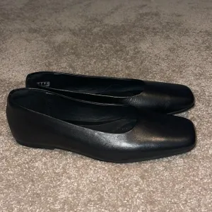 Clarks Pure Ballet2 Leather Shoe - size 8 - NWT