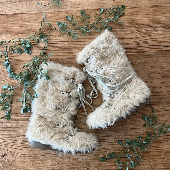 Joyfolie Fur Boot in Cream/Silver Sz 1