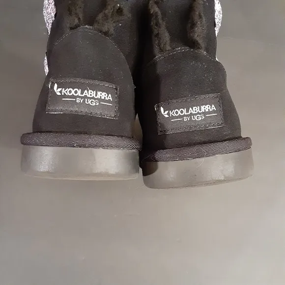 UGG- KOOLABURRA Kids Star Mini Boot, Black, Size 2K.
