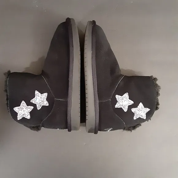 UGG- KOOLABURRA Kids Star Mini Boot, Black, Size 2K.