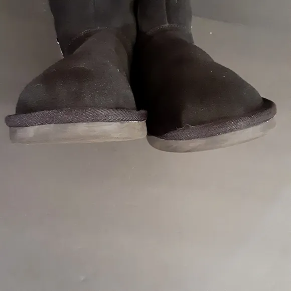 UGG- KOOLABURRA Kids Star Mini Boot, Black, Size 2K.