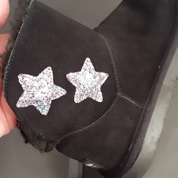 UGG- KOOLABURRA Kids Star Mini Boot, Black, Size 2K.