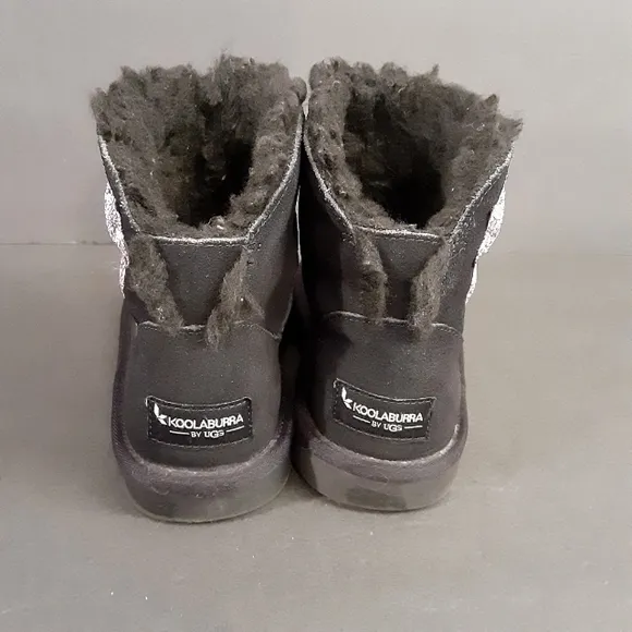 UGG- KOOLABURRA Kids Star Mini Boot, Black, Size 2K.
