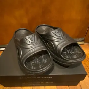 UNISEX Vionic Cove RX Recovery Sandal Black M10/W12 NEW IN BOX
